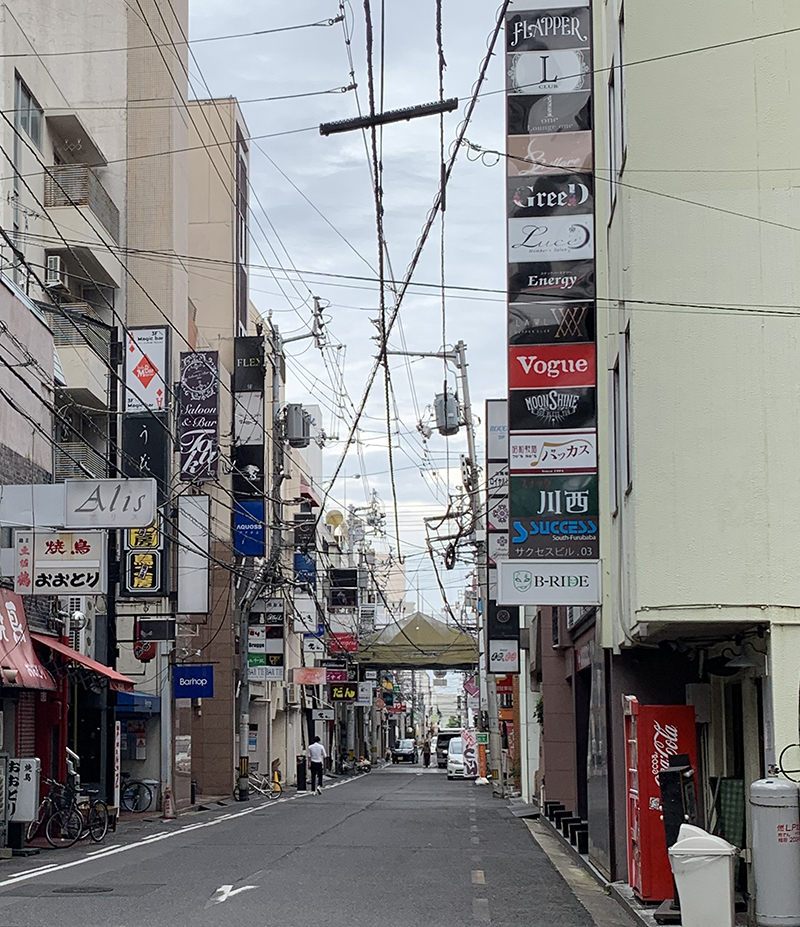 ホテル裏の飲食店街